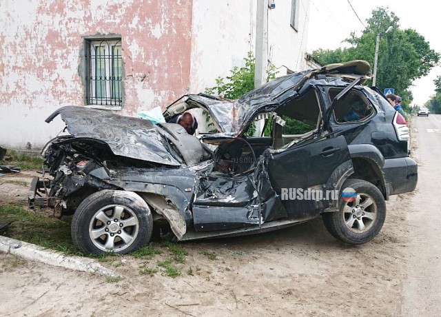 Toyota Land Cruiser Prado врезался в жилой дом в Подмосковье
