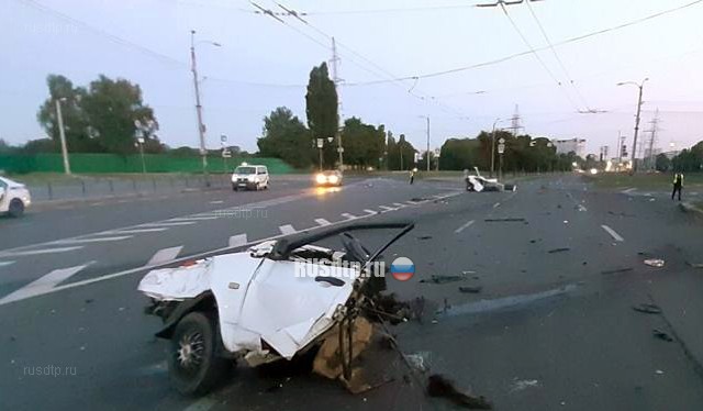 В Харькове «Ладу» разорвало на части. ВИДЕО