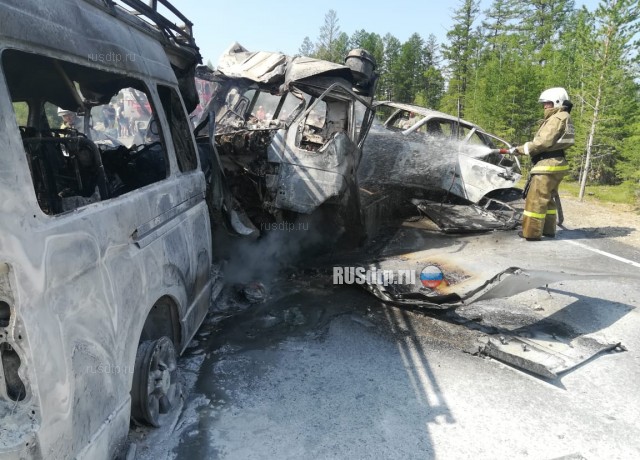 В Якутии в ДТП с участием микроавтобуса и грузовика погибли 3 человека