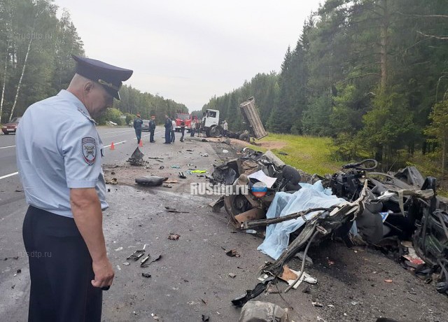 Два большегруза разорвали «Ладу» с людьми в Ивановской области