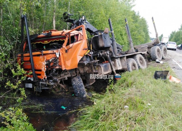 В Тверской области фургон разорвало от столкновения с КАМАЗом