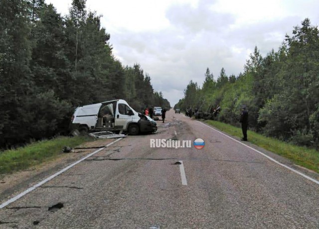 В Тверской области фургон разорвало от столкновения с КАМАЗом