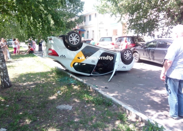 В Воронеже пьяный таксист врезался в две припаркованные машины. ВИДЕО
