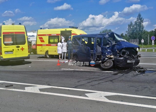 В Калининградской области микроавтобус с детьми столкнулся с бензовозом