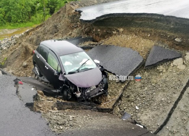 Автомобиль провалился в яму на размытой дождем трассе «Амур»