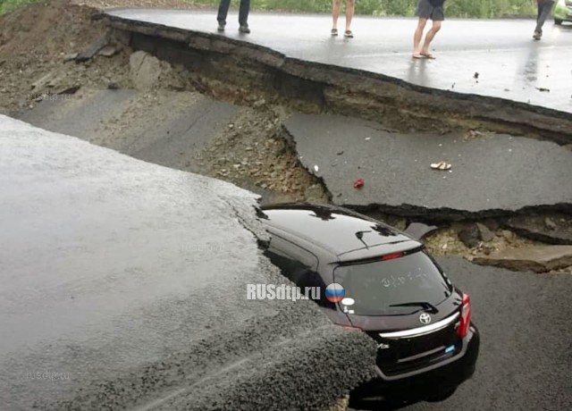 Автомобиль провалился в яму на размытой дождем трассе «Амур»