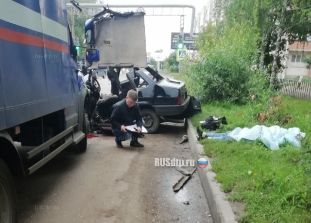 Двое погибли в ДТП с грузовиком Почты России в Чувашии