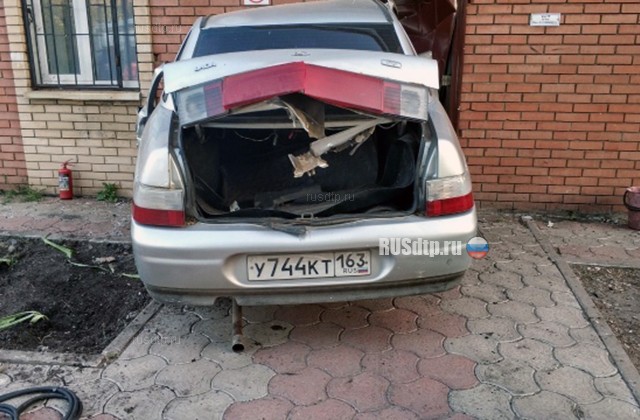 В Сызрани водитель «десятки» погиб, врезавшись в стену дома