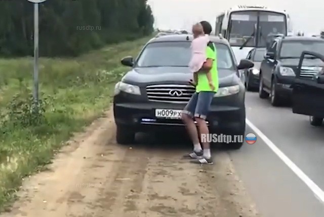 В Свердловской области «обочечник» на «Инфинити» пытался сбить мужчину с ребенком