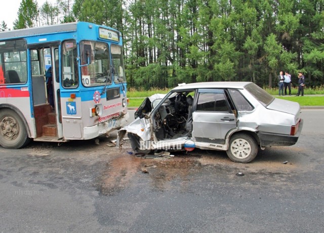 В Йошкар-Оле в ДТП с троллейбусом погиб водитель «Лады»