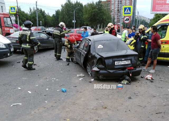Видеорегистратор запечатлел момент смертельного ДТП на Светлановском проспекте