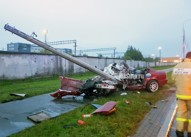 В Петербурге во время «гонок» разбился стритрейсер на BMW