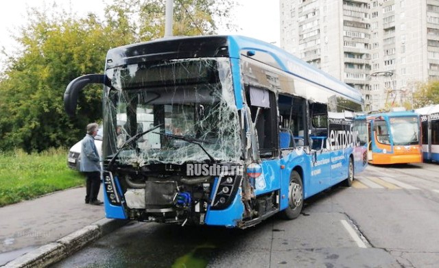 Взбесившийся электробус в Москве снёс автомобиль и трамвай. ВИДЕО