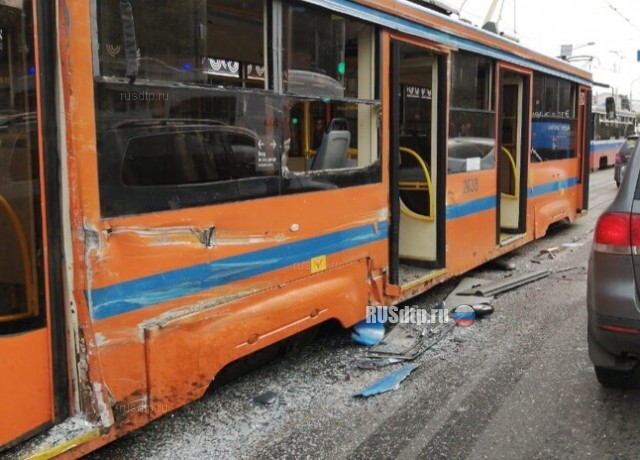 Взбесившийся электробус в Москве снёс автомобиль и трамвай. ВИДЕО