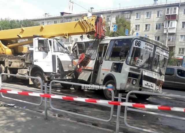 Смертельное ДТП в Челябинске: автокран без тормозов смял три автобуса