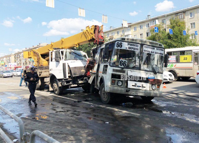 Смертельное ДТП в Челябинске: автокран без тормозов смял три автобуса