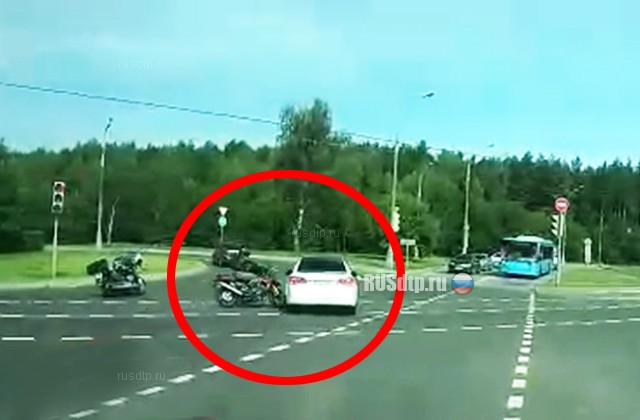 Камера запечатлела момент гибели мотоциклиста в Москве. ВИДЕО