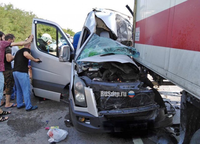 В Ростовской области микроавтобус столкнулся с фурой. Двое погибли