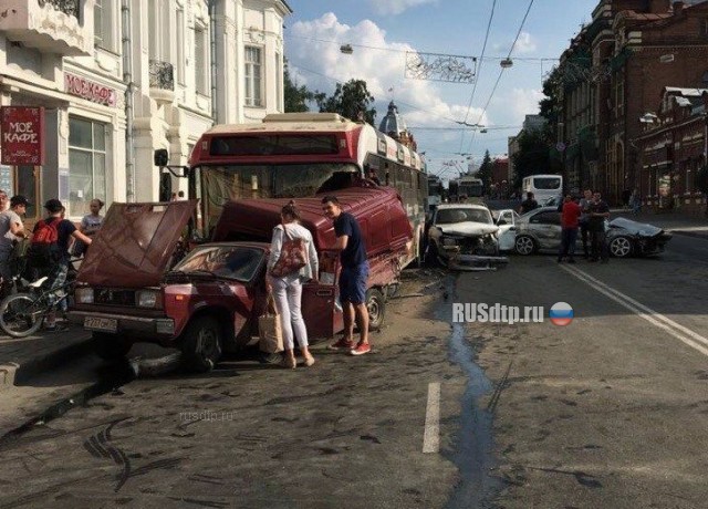 Лихач на Mitsubishi устроил замес в центре Томска. ВИДЕО
