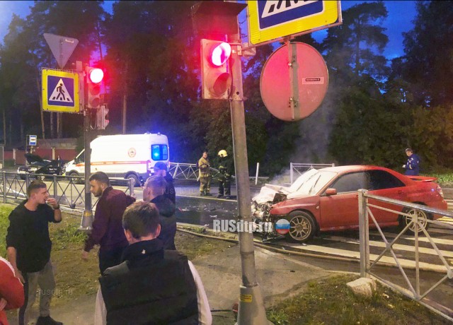 Такси смяло до передних сидений в результате ДТП в Петербурге