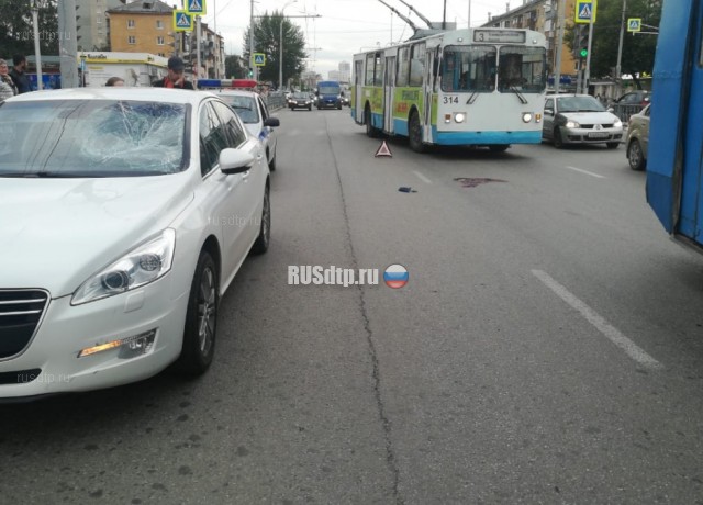 В Екатеринбурге автомобиль сбил пешехода. ВИДЕО