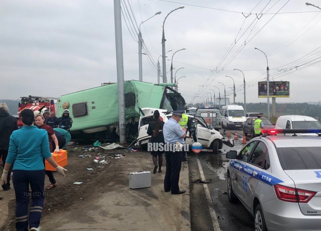 Два человека погибли в ДТП с участием автобуса на плотине ГЭС в Иркутске