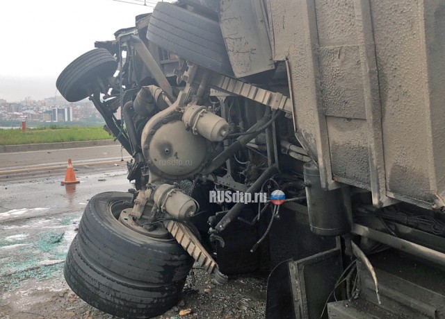 Два человека погибли в ДТП с участием автобуса на плотине ГЭС в Иркутске