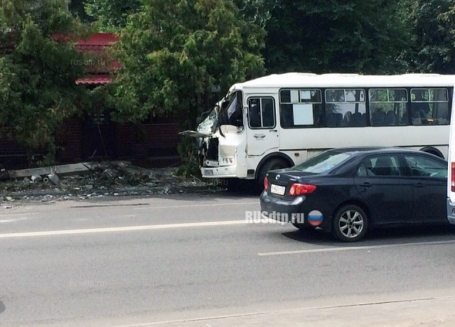 Автобус врезался в столб в Воронеже. ВИДЕО