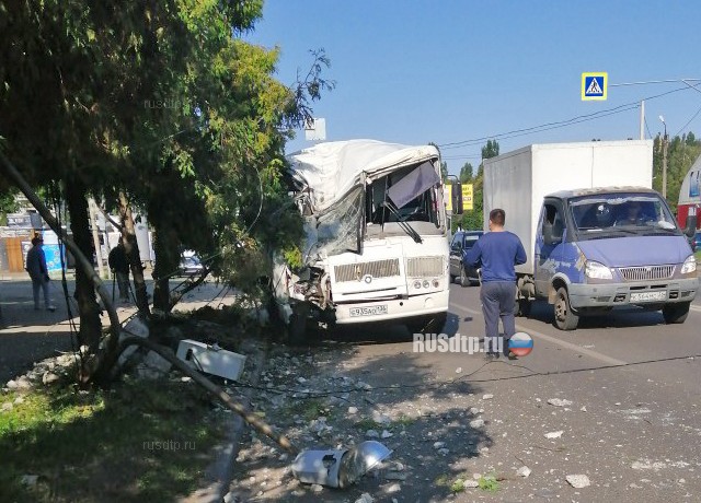 Автобус врезался в столб в Воронеже. ВИДЕО