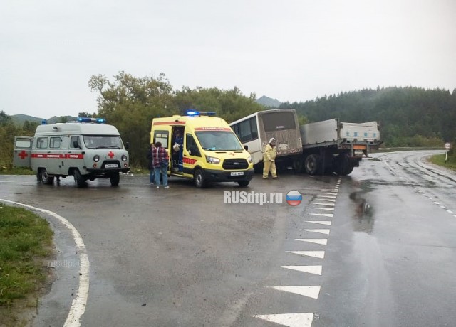 12 человек пострадали в ДТП с автобусом на Сахалине