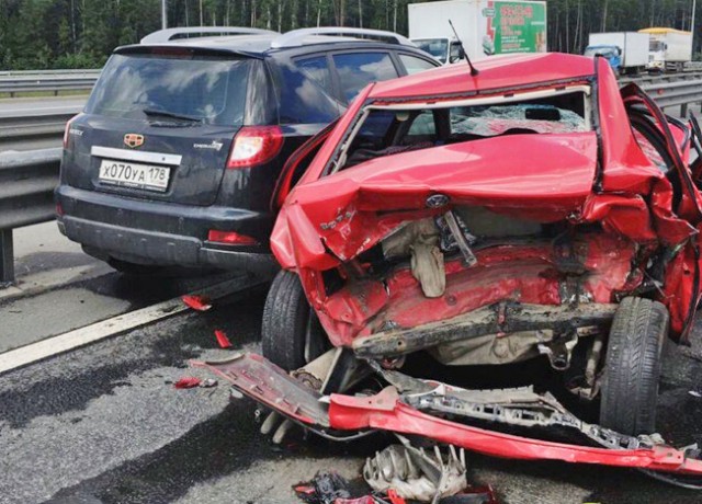 На КАД автомобиль насмерть сбил осматривавших повреждения водителей