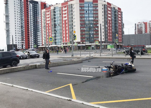 В Петербурге мотоциклист врезался в бетонное ограждение. ВИДЕО