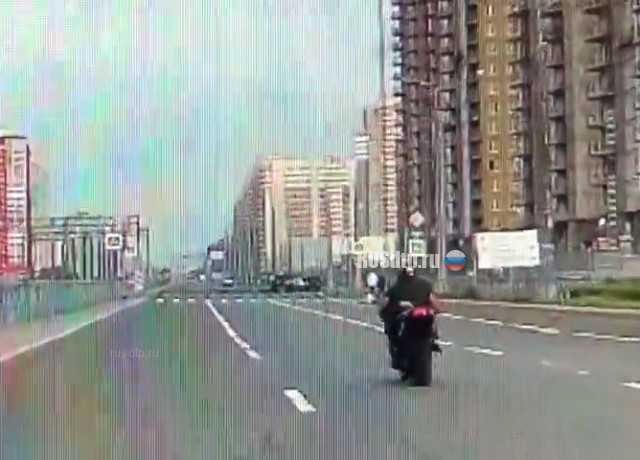 В Петербурге мотоциклист врезался в бетонное ограждение. ВИДЕО