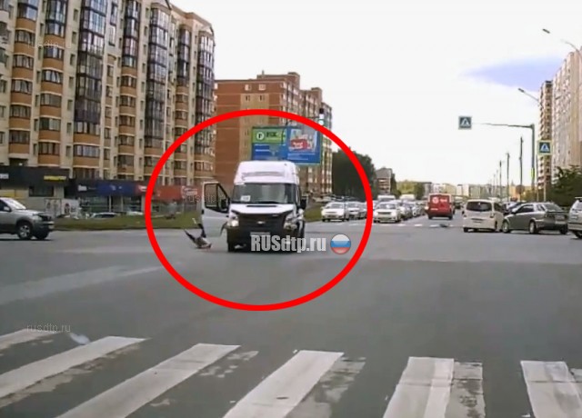 В Новосибирске пассажирка на ходу выпрыгнула из маршрутки. ВИДЕО