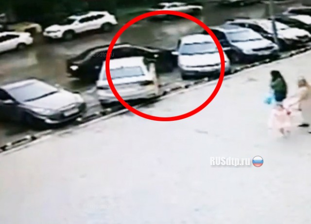 В Тольятти пьяная девушка без прав разбила несколько машин на парковке. ВИДЕО