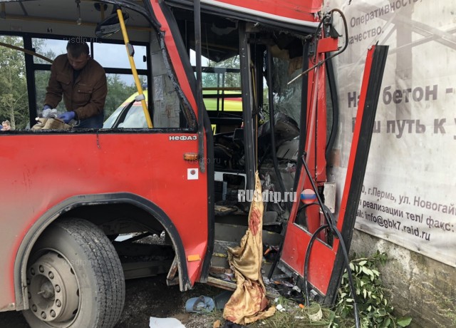 В Перми автобус врезался в стену. Один человек погиб и 19 пострадали