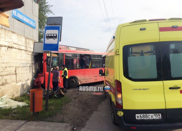 В Перми автобус врезался в стену. Один человек погиб и 19 пострадали