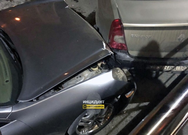 Пьяный водитель влетел в припаркованные машины в Новосибирске. ВИДЕО