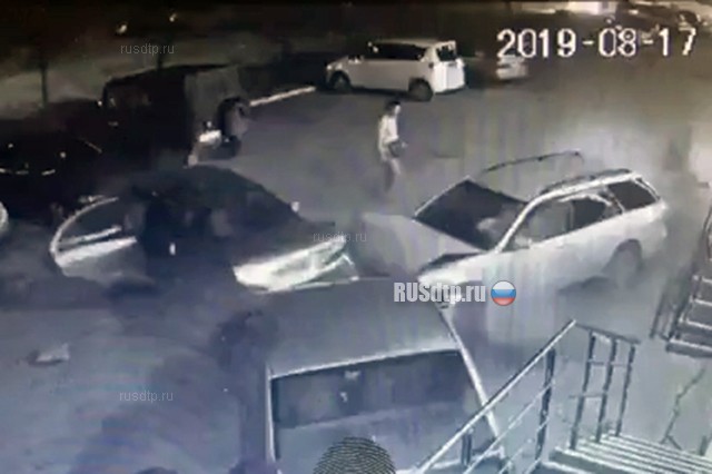 Пьяный водитель влетел в припаркованные машины в Новосибирске. ВИДЕО