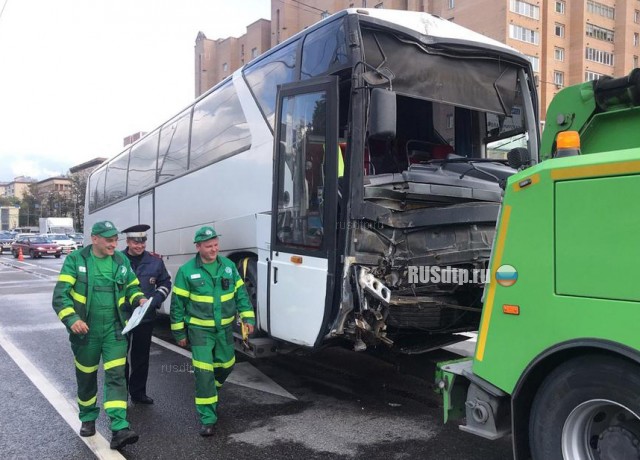 В Москве туристический автобус врезался в столб