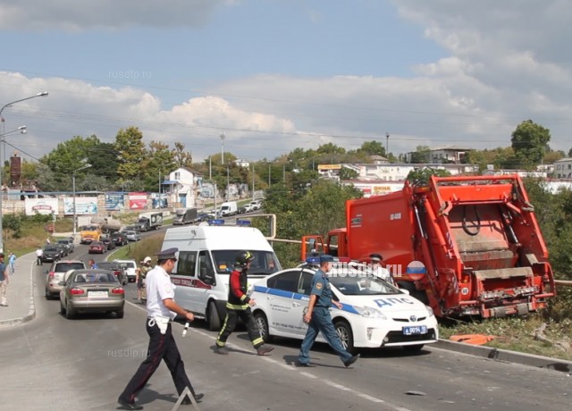 Мусоровоз протаранил 15 автомобилей в Севастополе. ВИДЕО