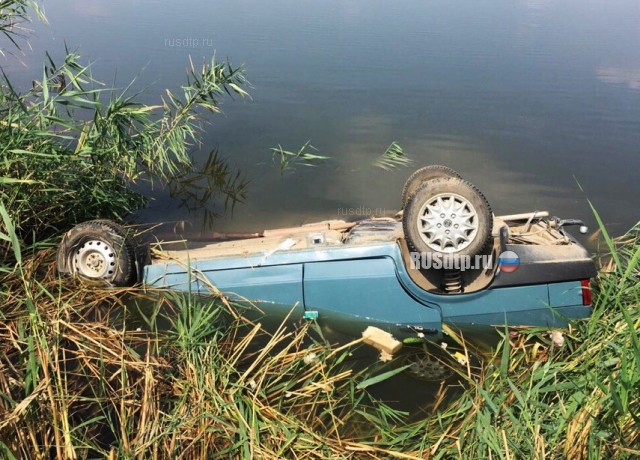 Двое пенсионеров утонули на автомобиле в пруду в Курганинском районе