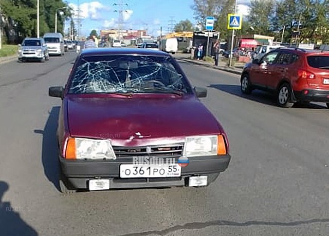В Омске автомобиль сбил двух девушек. ВИДЕО