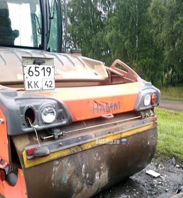 В Кузбассе в ДТП с дорожным катком погибли три человека