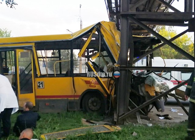В Ижевске автобус врезался в опору теплотрассы
