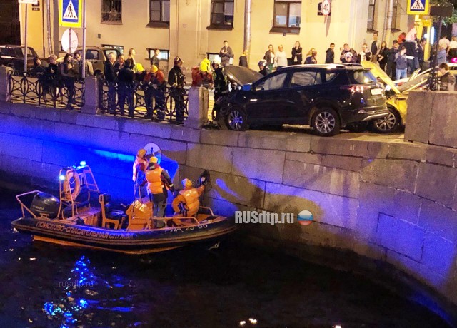 В Петербурге в результате ДТП пешеход упал в реку Мойку. ВИДЕО