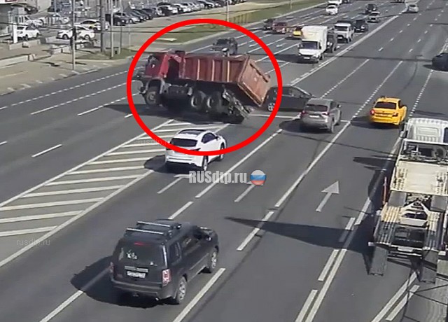 На Волоколамском шоссе перевернулся грузовик с песком. ВИДЕО