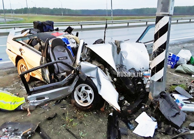 ВАЗ-2115 врезался в столб на трассе Челябинск – Троицк