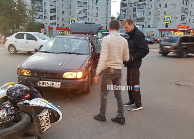 В Костроме столкнулись автомобиль и мотоцикл. ВИДЕО