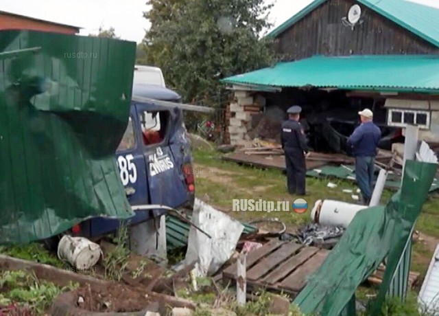 В Вятских Полянах женщина на «Калине» проломила стену жилого дома